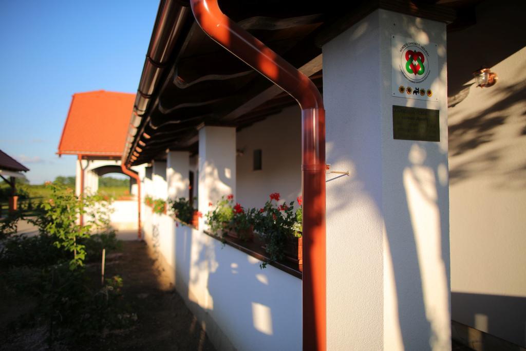 Hotel Csaronda Vendegház Csaroda Exterior foto